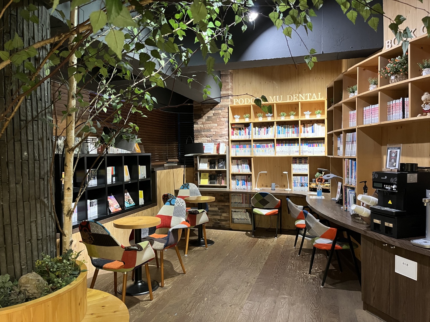 포도나무치과 내부 북카페 — 책장과 자연 채광이 있는 대기 공간